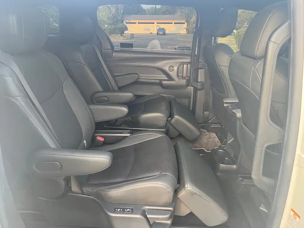 Toyota Sienna — миниатюра 15