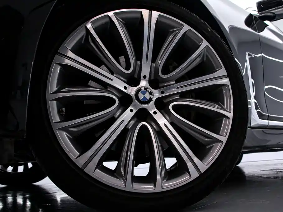 BMW 7 Series — миниатюра 21