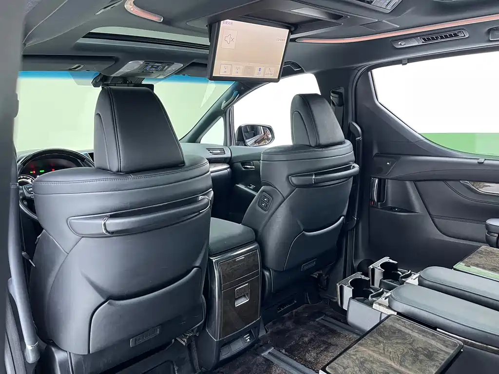 Toyota Alphard — миниатюра 9