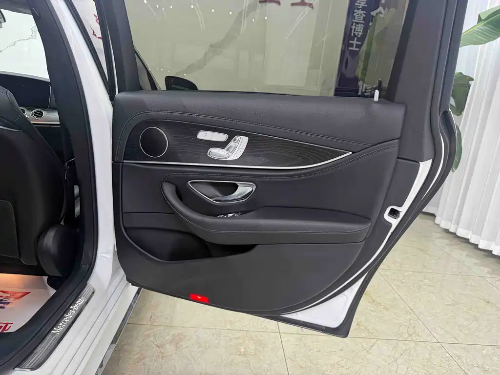 Mercedes-Benz E-Class — миниатюра 16