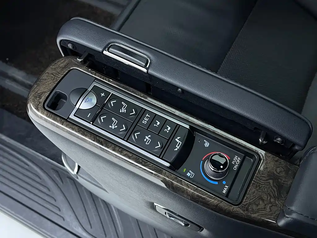 Toyota Alphard — миниатюра 11