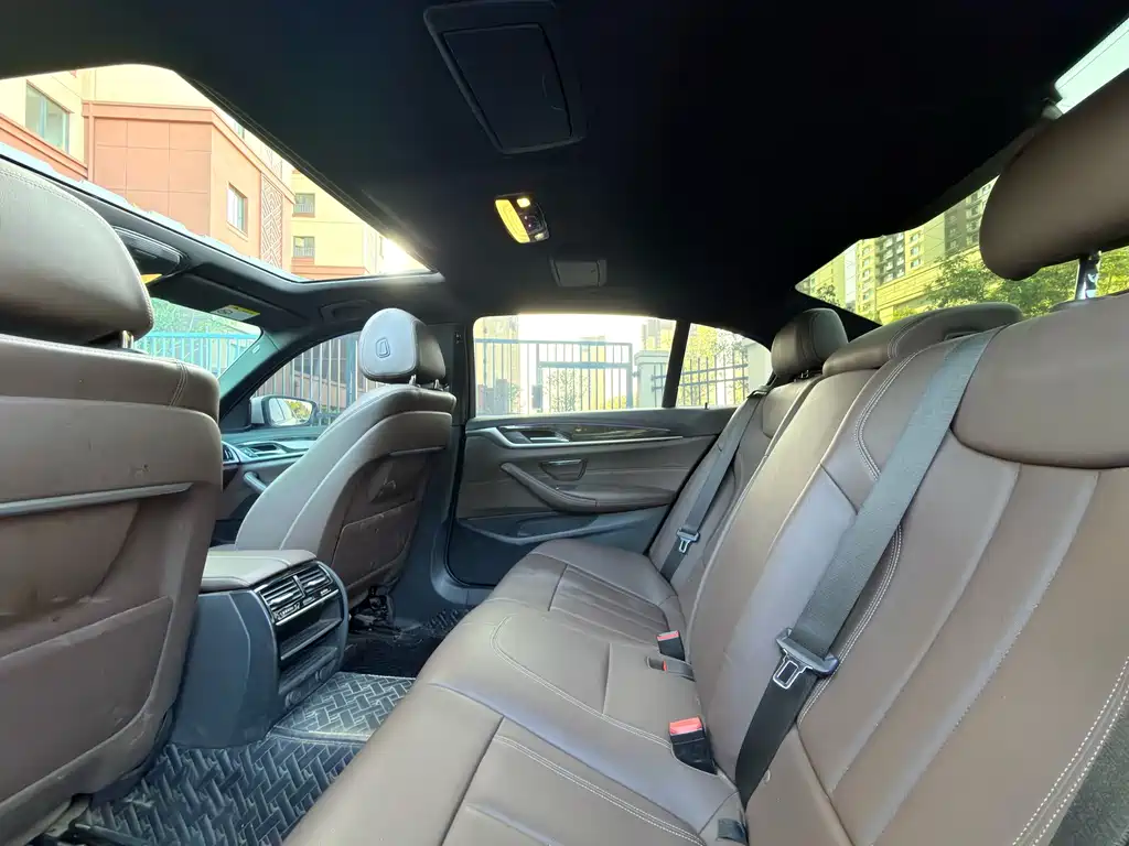 BMW 5 Series — миниатюра 6