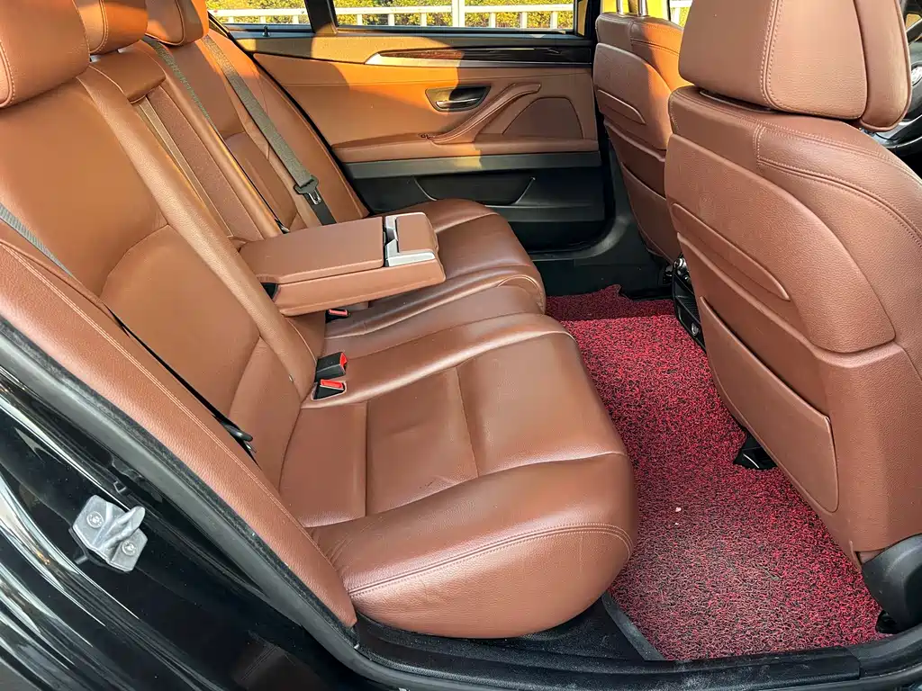 BMW 5 Series — миниатюра 13