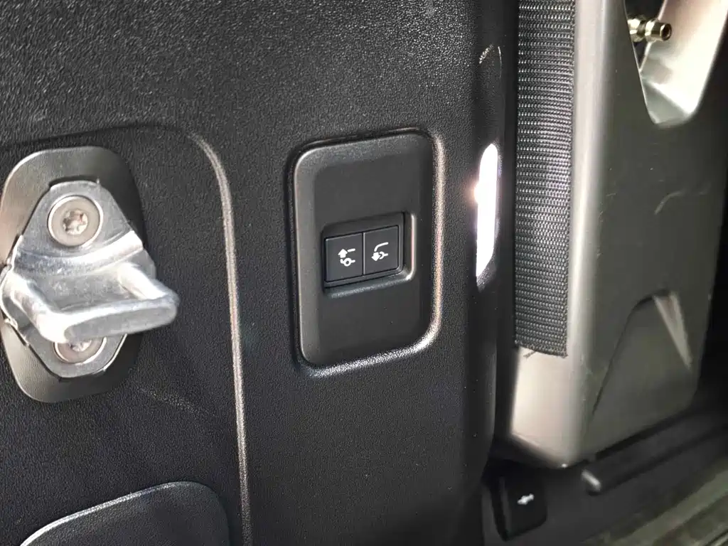 Land Rover Defender — миниатюра 19