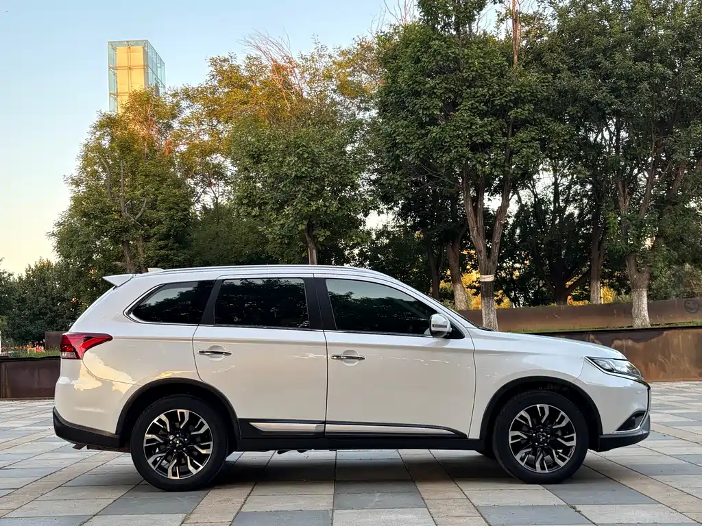 Mitsubishi Outlander — миниатюра 7