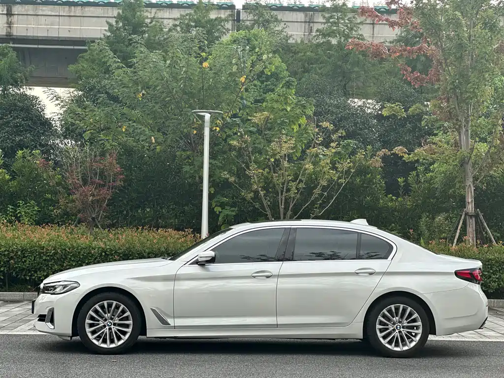 BMW 5 Series — миниатюра 7