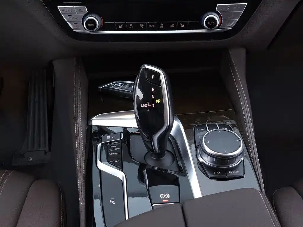 BMW 5 Series — миниатюра 11