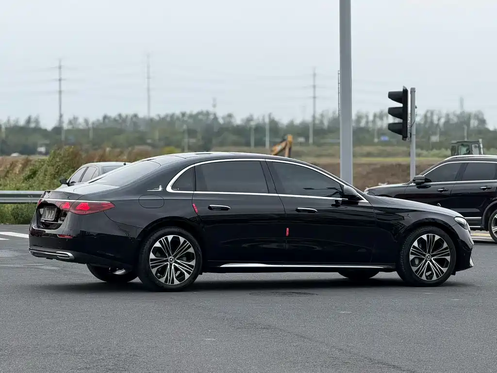 Mercedes-Benz E-Class — миниатюра 3