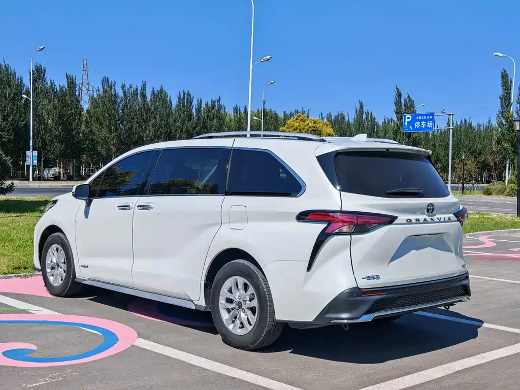 Toyota Granvia — миниатюра 4