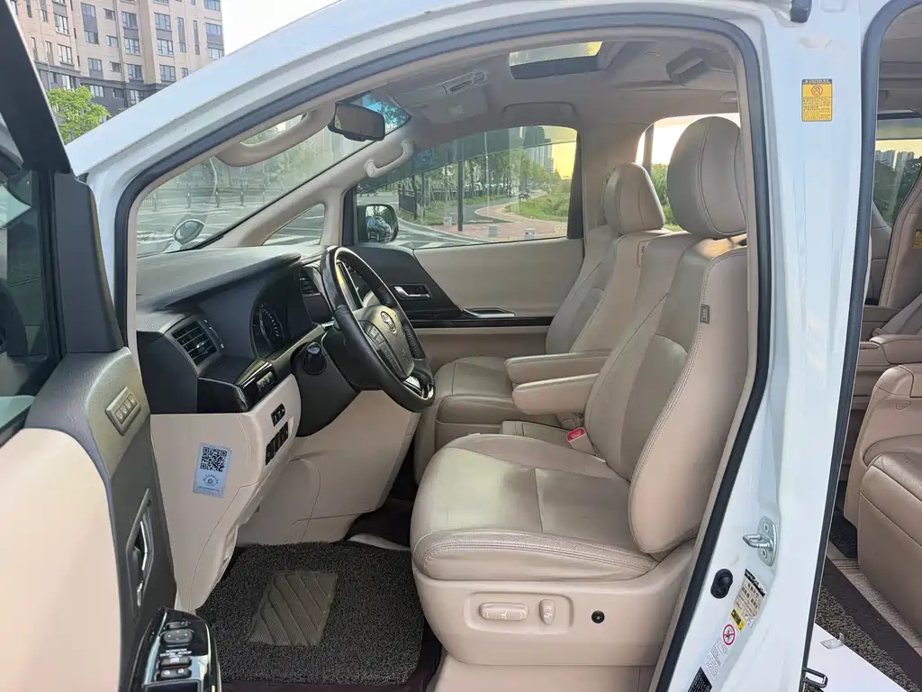 Toyota Alphard — миниатюра 10