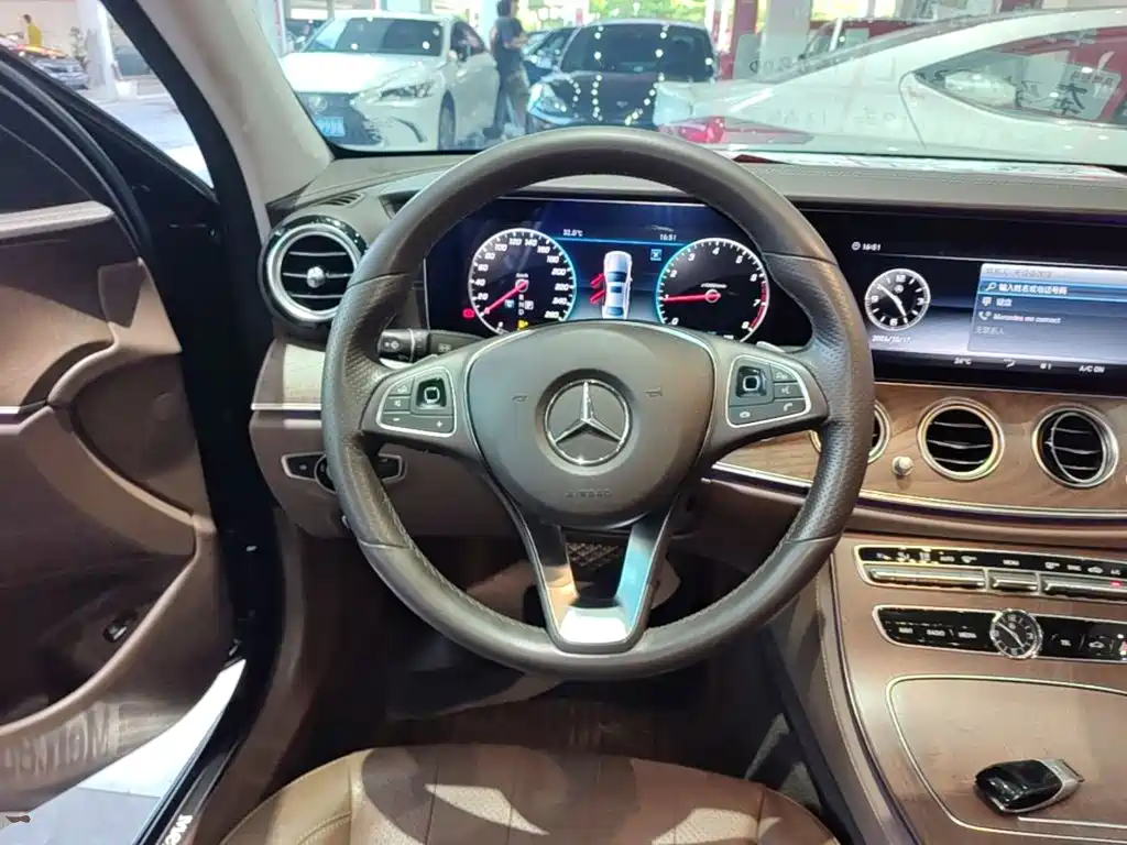Mercedes-Benz E-Class — миниатюра 11
