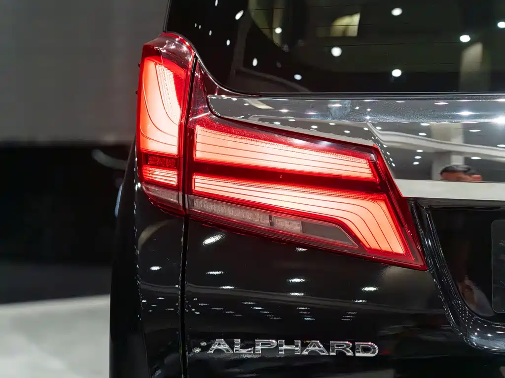 Toyota Alphard — миниатюра 7