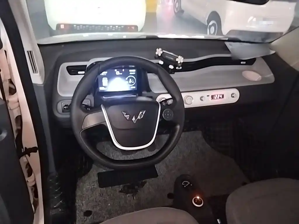 Wuling MINIEV — миниатюра 10