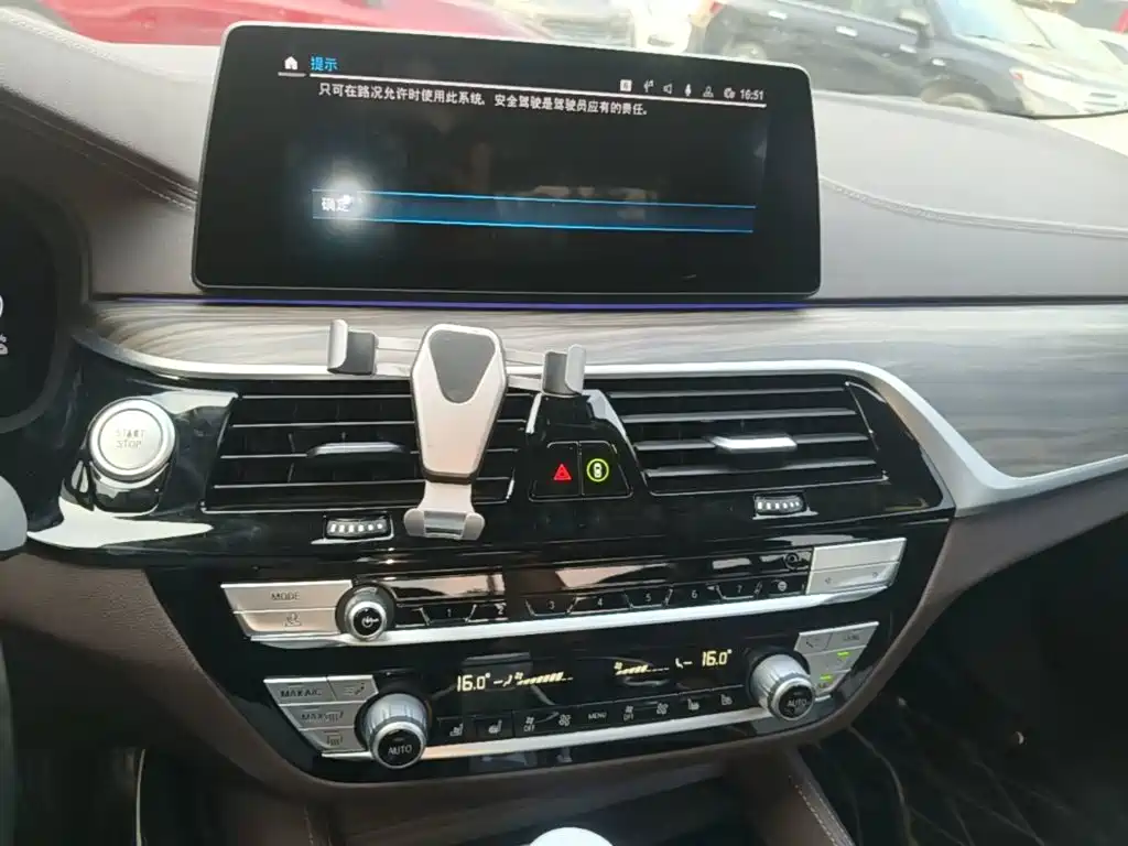 BMW 5 Series New Energy — миниатюра 13