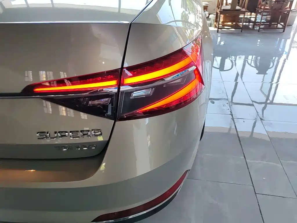 Skoda Superb — миниатюра 8