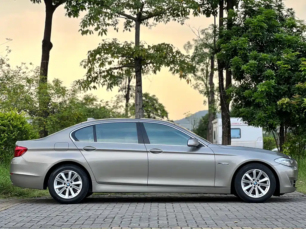 BMW 5 Series — миниатюра 7