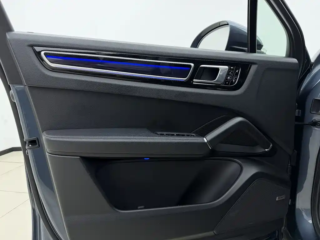 Porsche Cayenne — миниатюра 7