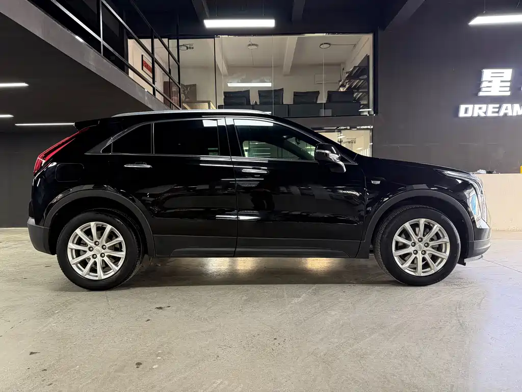 CADILLAC XT4