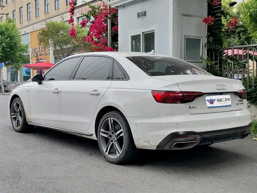 Audi A4L - фото 4