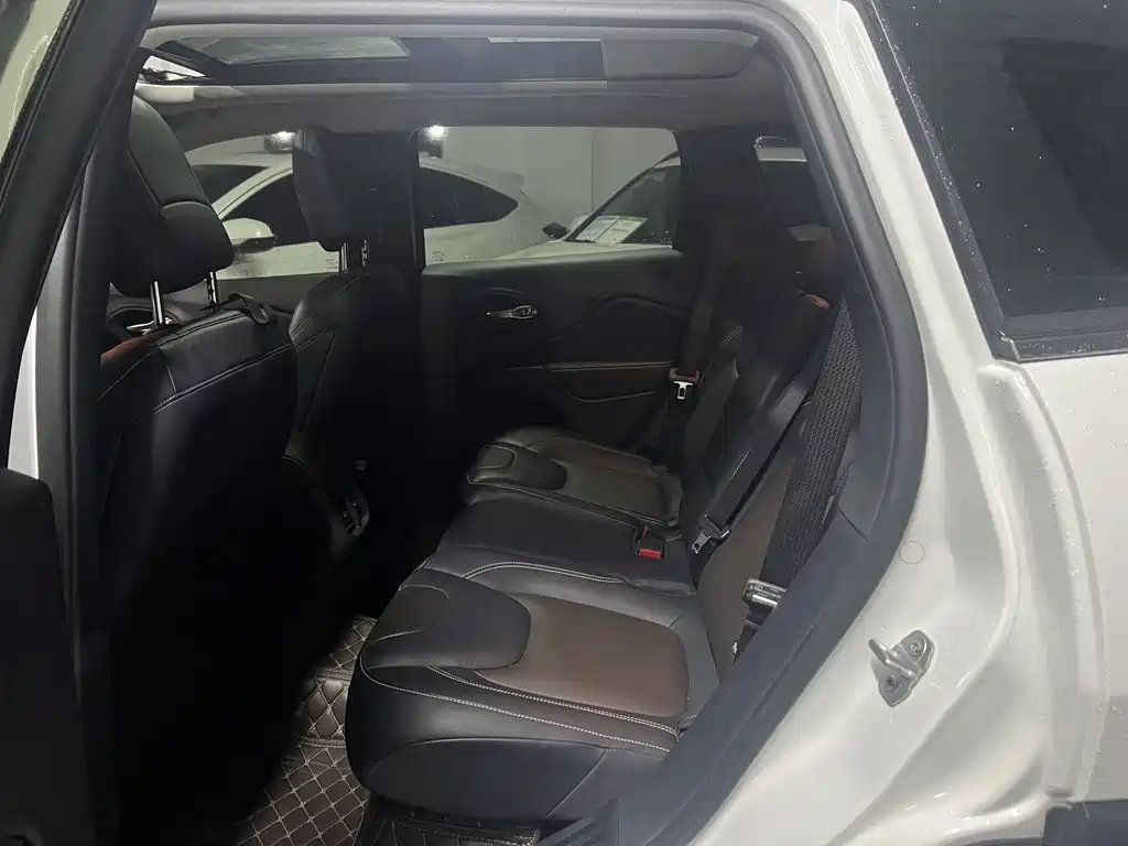 Jeep Cherokee — миниатюра 6