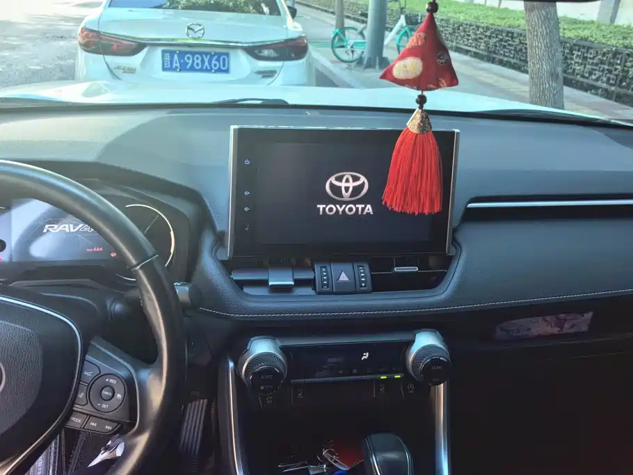 Toyota RAV4 — миниатюра 13