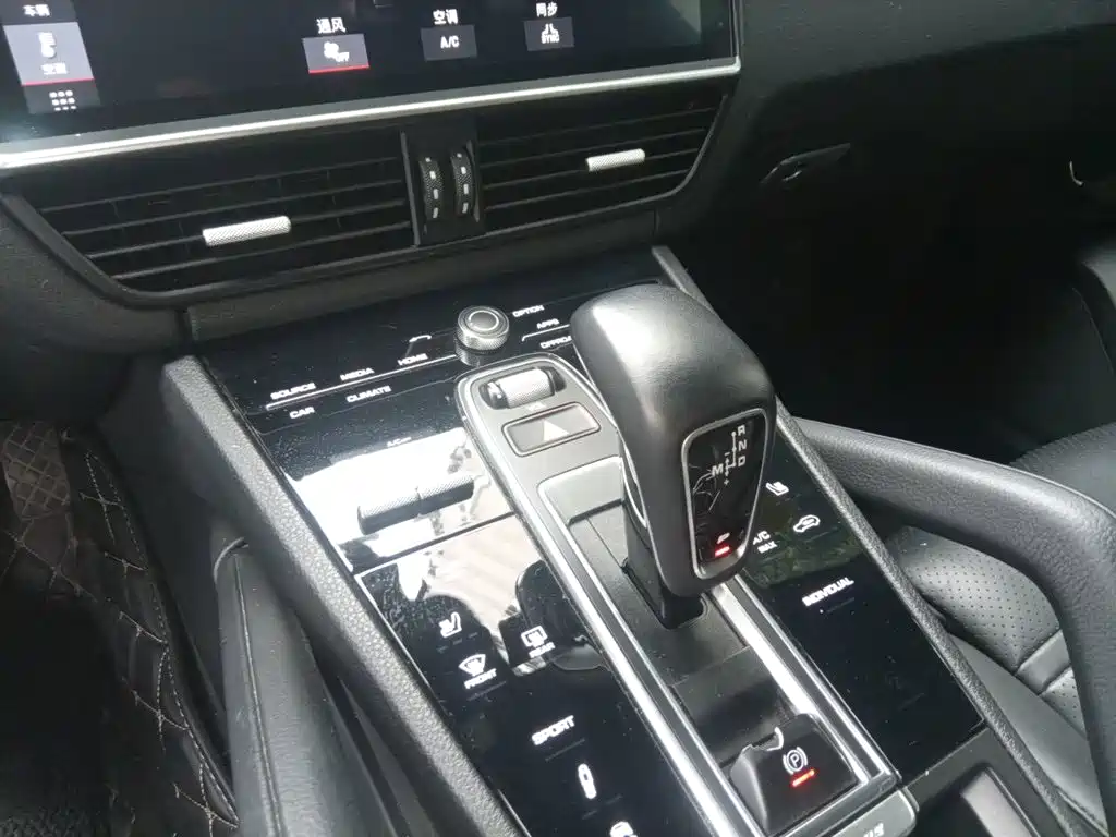 Porsche Cayenne — миниатюра 15
