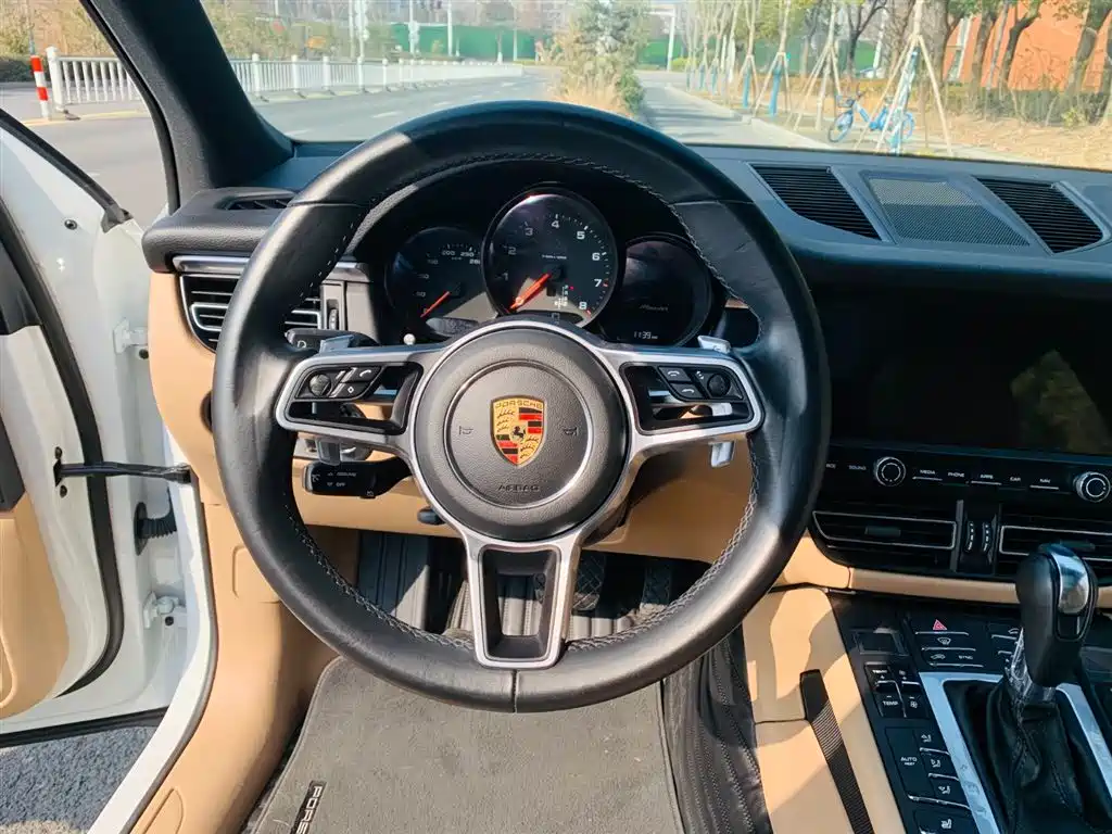 PORSCHE MACAN