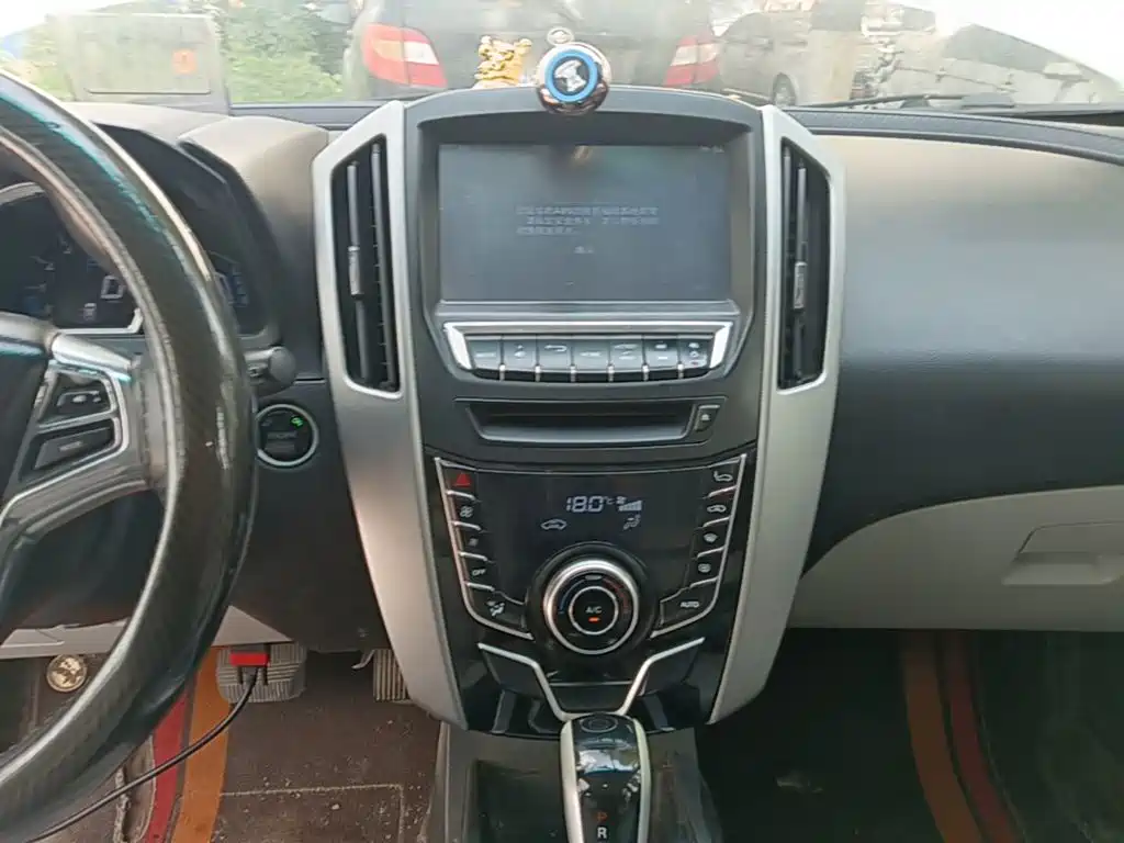 Luxgen U6 — миниатюра 13