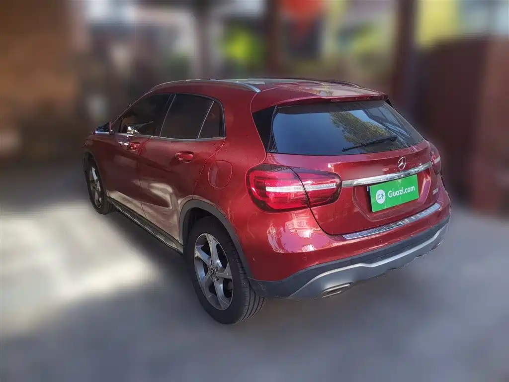 MERCEDES-BENZ GLA