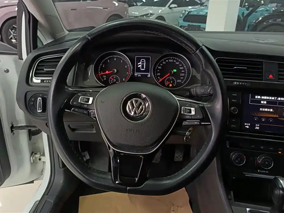 VOLKSWAGEN GOLF