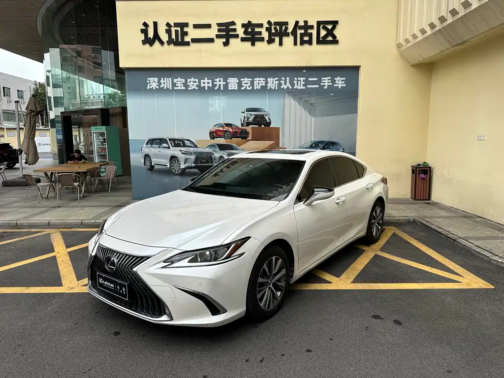 Lexus ES 2021