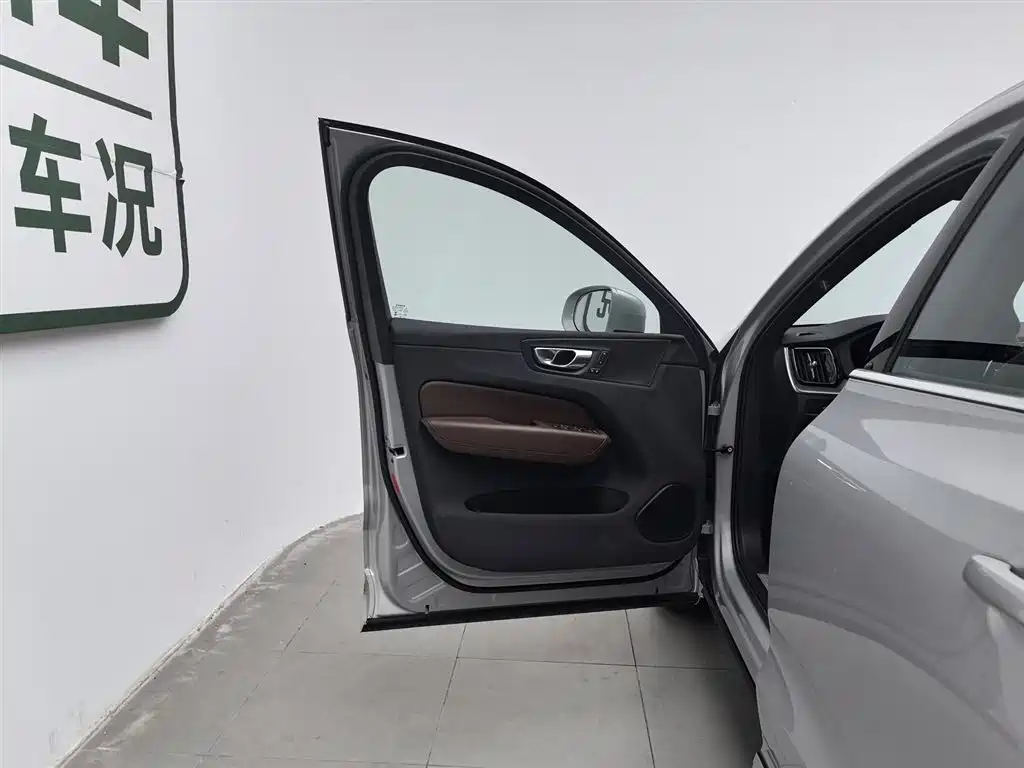 Volvo XC60 2024 B5 Luxury