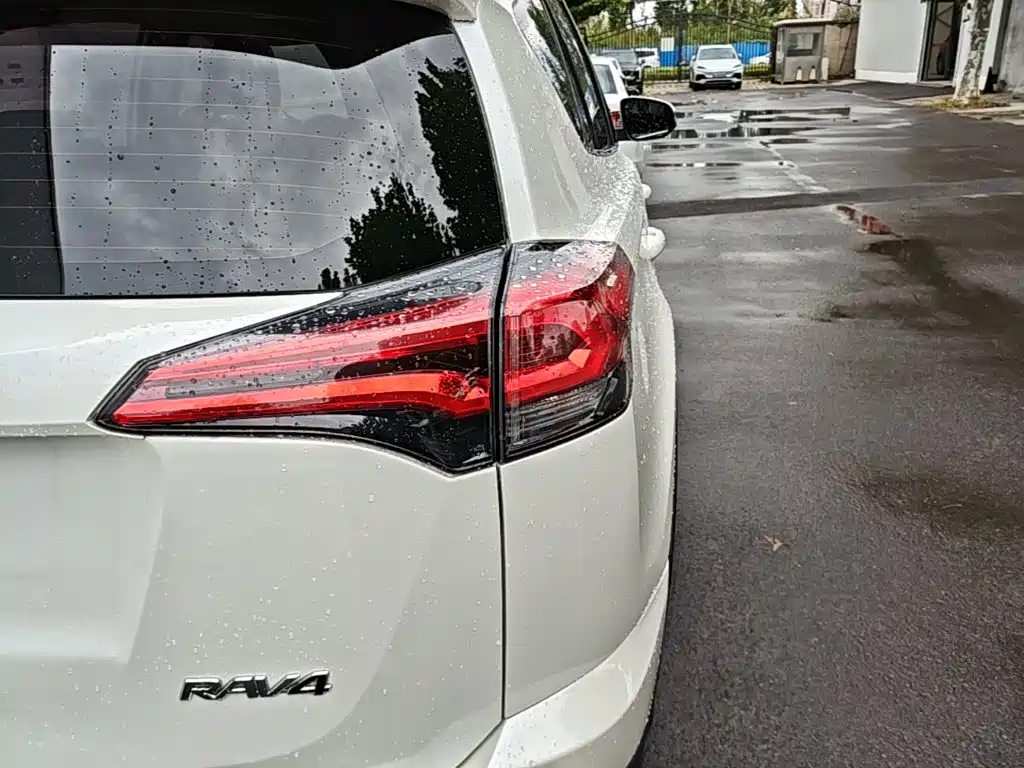 Toyota RAV4 — миниатюра 8