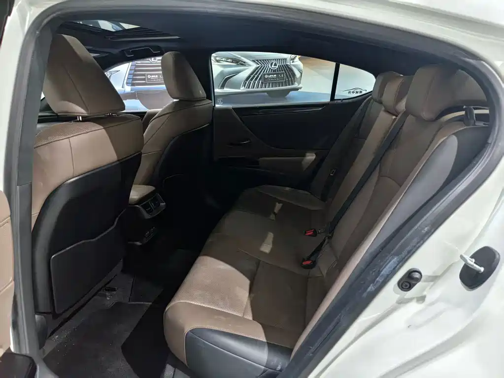 Lexus ES — миниатюра 9