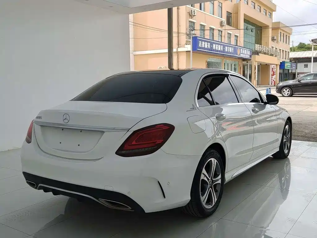 Mercedes-Benz C-Class — миниатюра 13