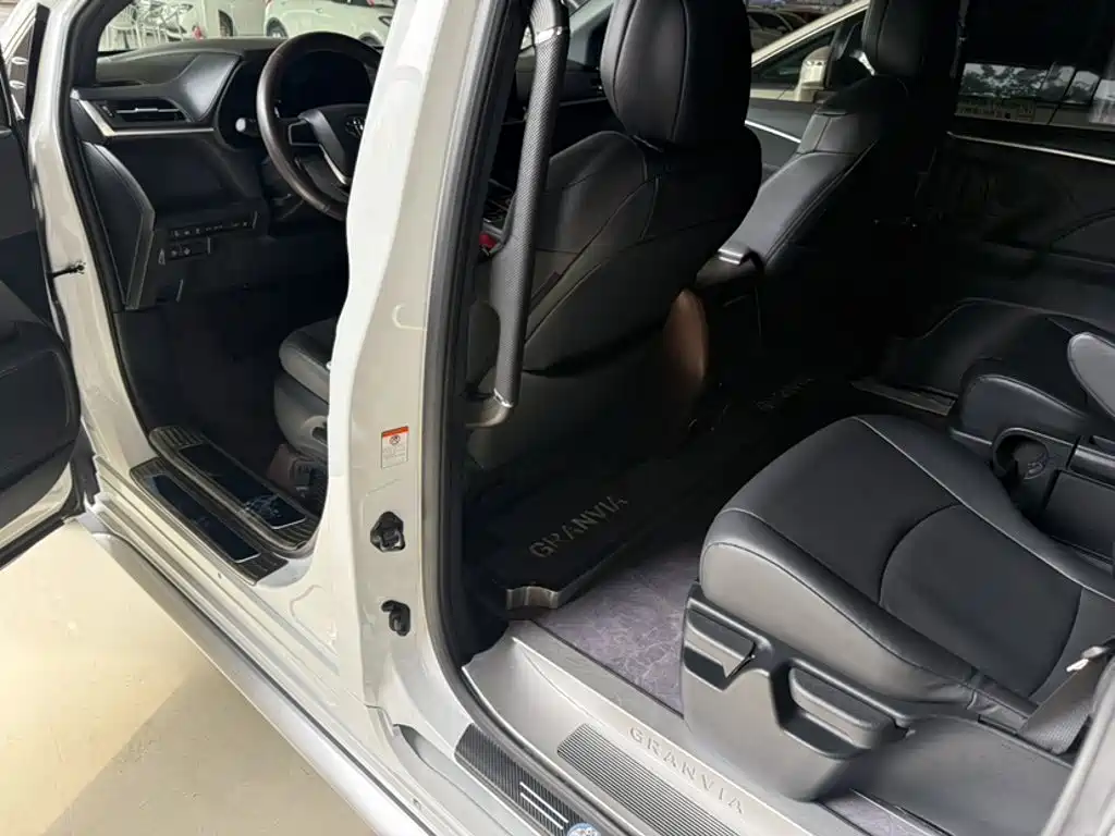 Toyota Granvia — миниатюра 15