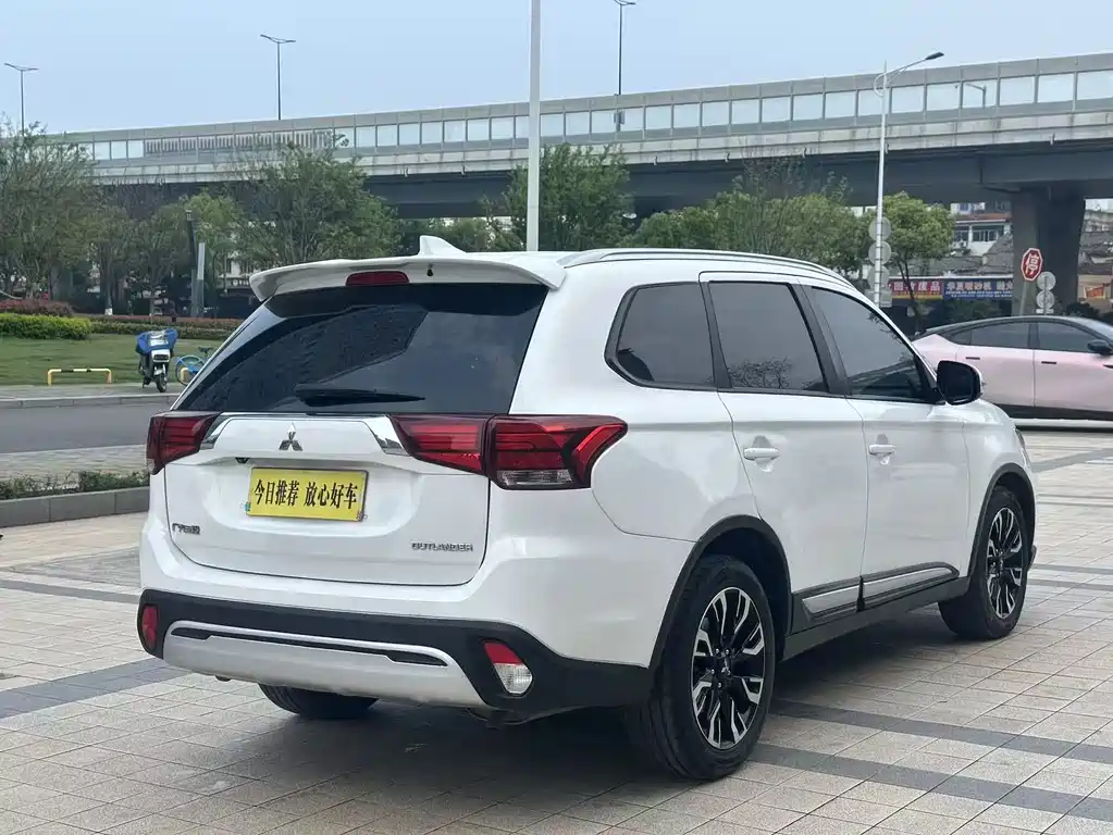 Mitsubishi Outlander — миниатюра 11