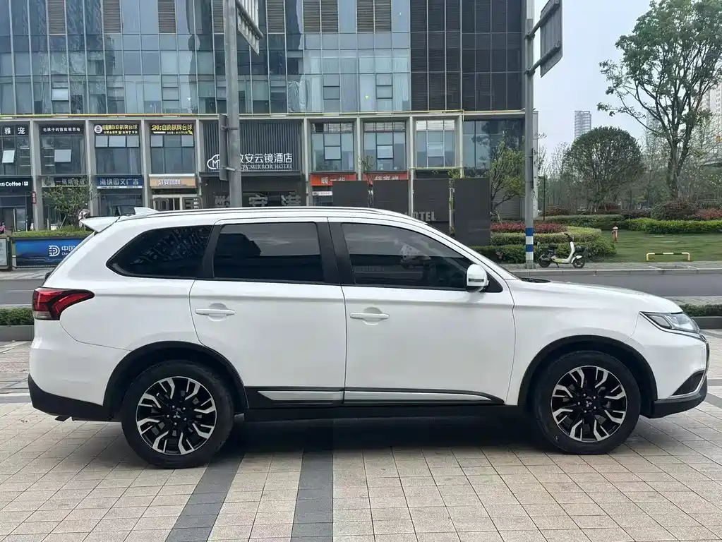Mitsubishi Outlander — миниатюра 6