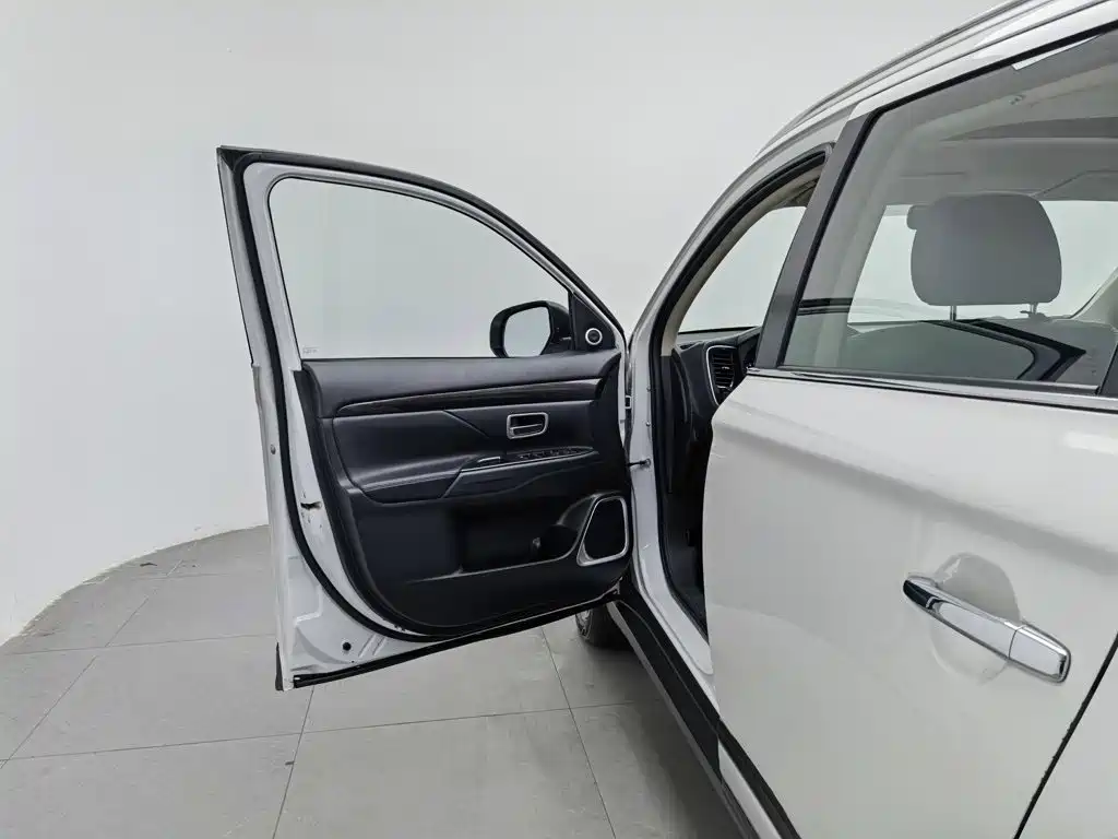 Mitsubishi Outlander — миниатюра 8