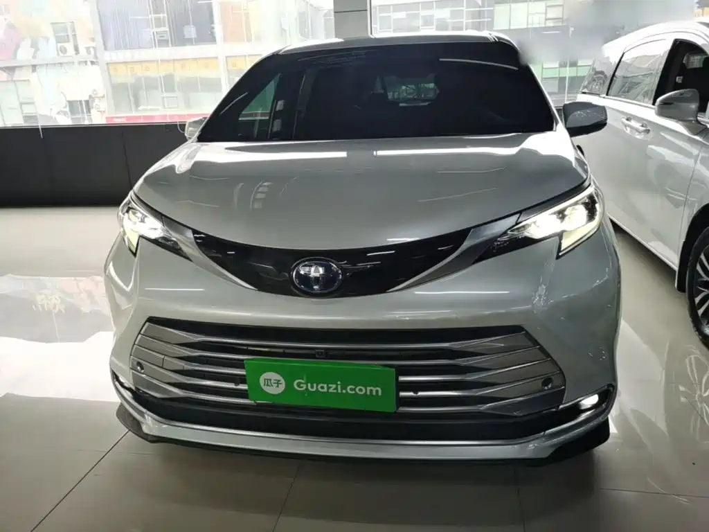 Toyota Sienna — миниатюра 3
