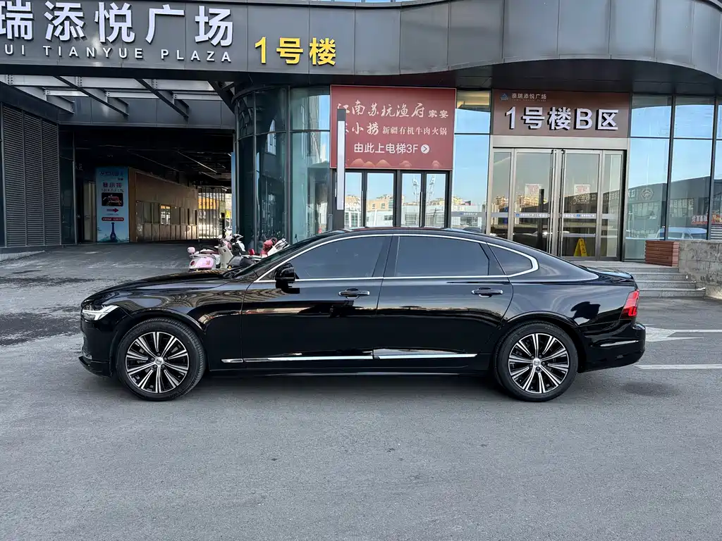 VOLVO S90