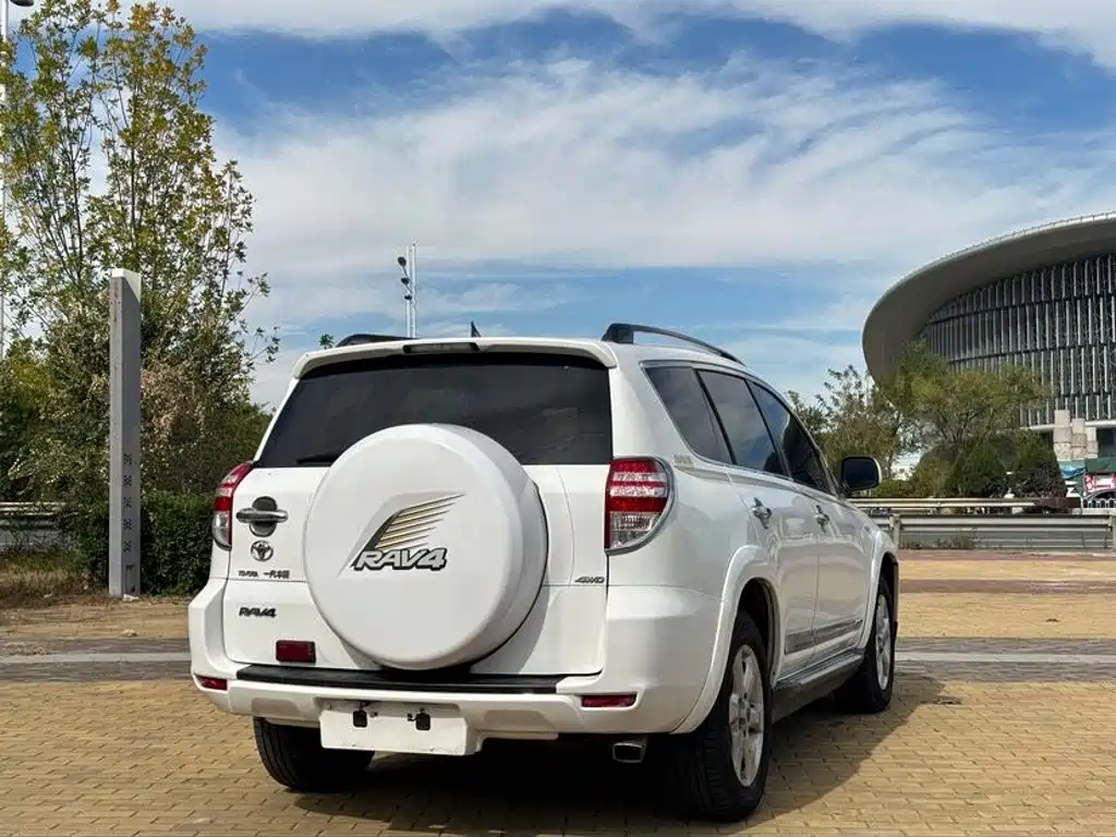 Toyota RAV4 — миниатюра 4