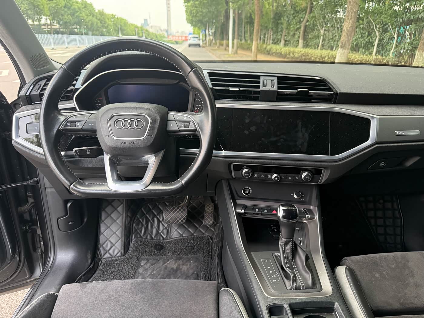 Audi Q3 1.4 л 2021 г. Серебристо-серый, пробег 37000 км