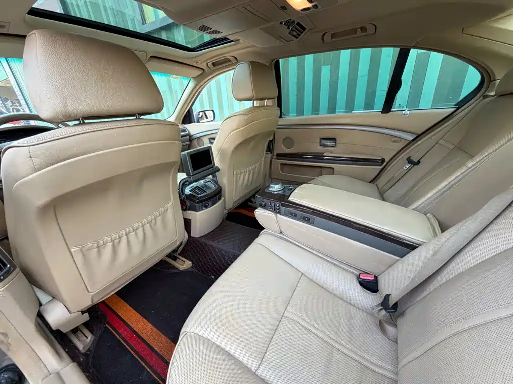 BMW 7 Series — миниатюра 7