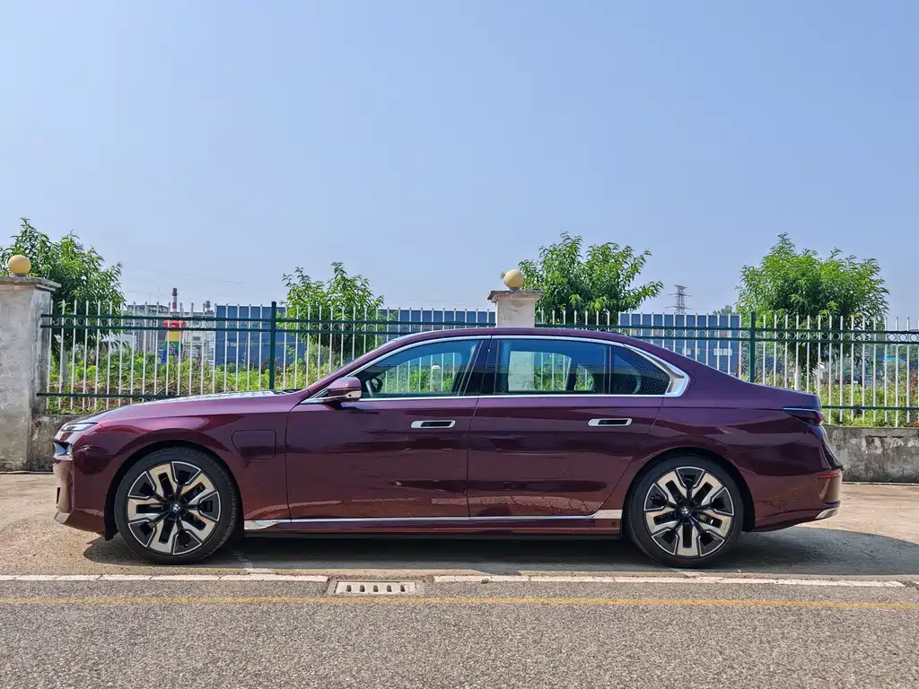 BMW i7 2023 xDrive60L Luxury