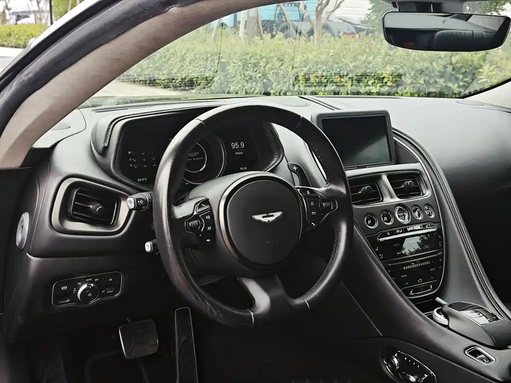 Aston Martin DB11 — миниатюра 10