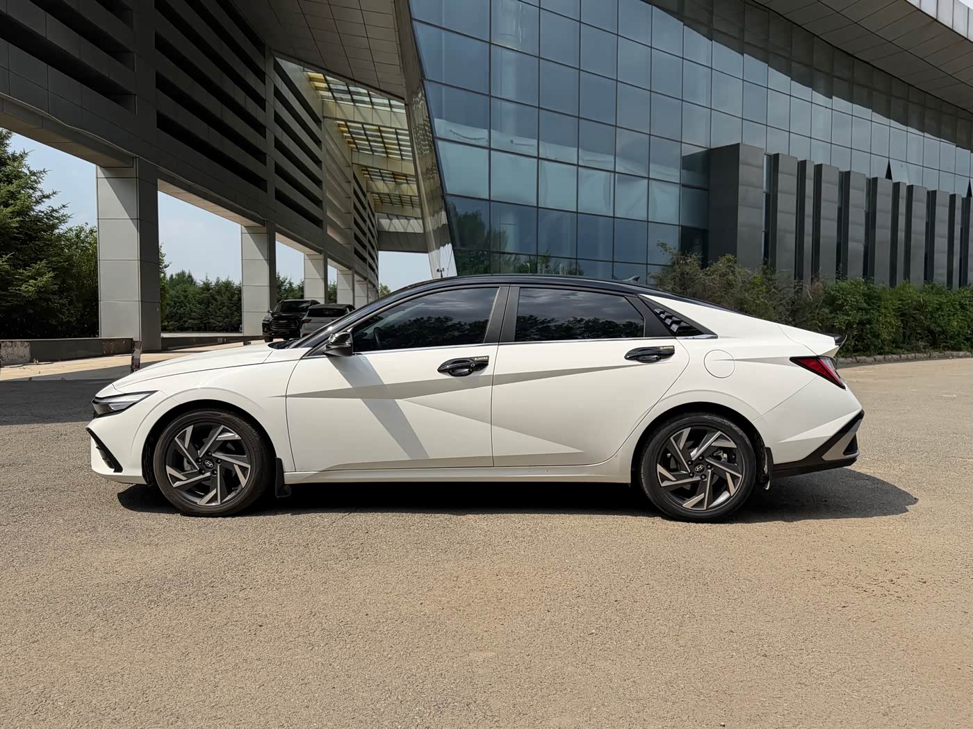 Hyundai Elantra 1.5 л 2024 г. Белый, пробег 33000 км