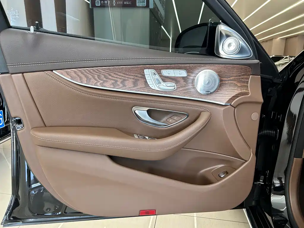 Mercedes-Benz E-Class — миниатюра 8