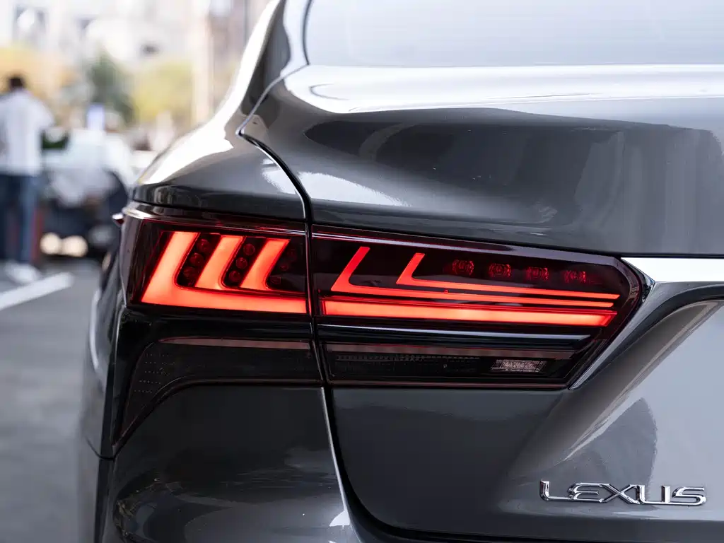 Lexus LS — миниатюра 7