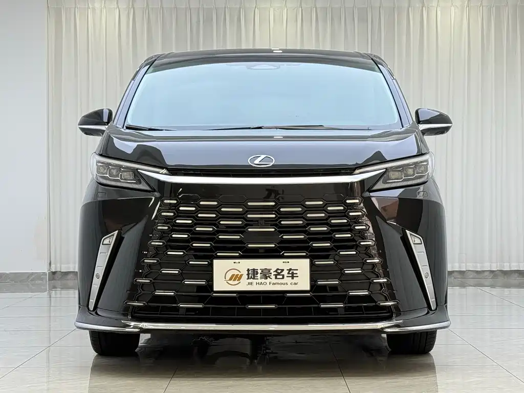 Lexus LM 2023 500h мест
